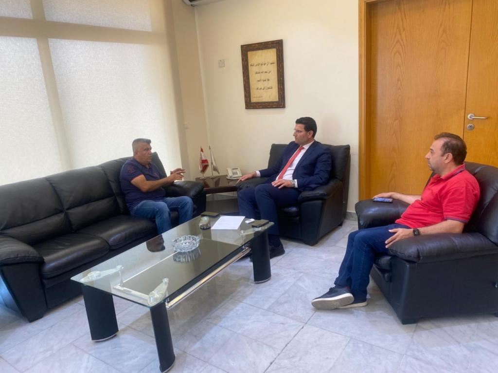 The Minister of Agriculture, His Excellency Dr. Haj Hassan, received the Head of the Syndicate of Chemists in Lebanon, Professor Jihad Abboud, and the two parties discussed the dangers of using and importing chemicals, whatever their names and uses.